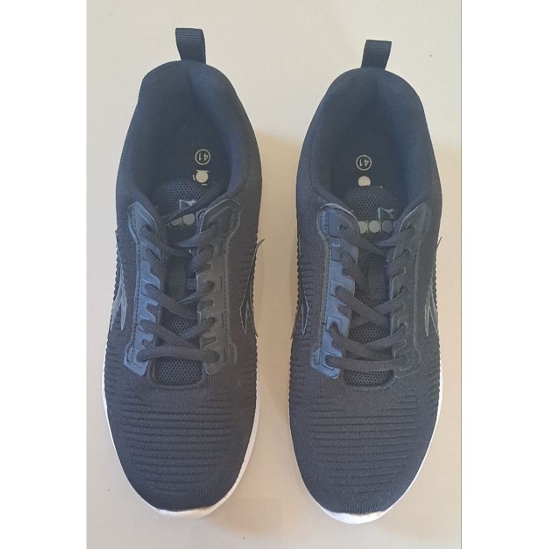 Sepatu diadora inarzo hitam original  second 98%
