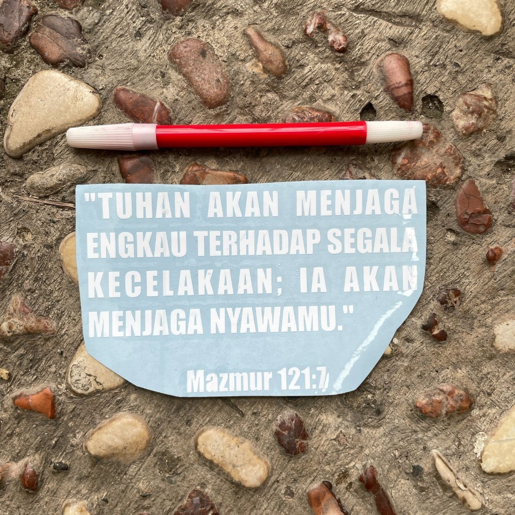 

Tuhan akan menjaga engkau dari kecelakaan Mazmur 121:7 Keselamatan Perjalanan Mudik Doa Ayat Alkitab Katolik Kristen Stiker Cutting Mobil Kaca Laptop Rohani