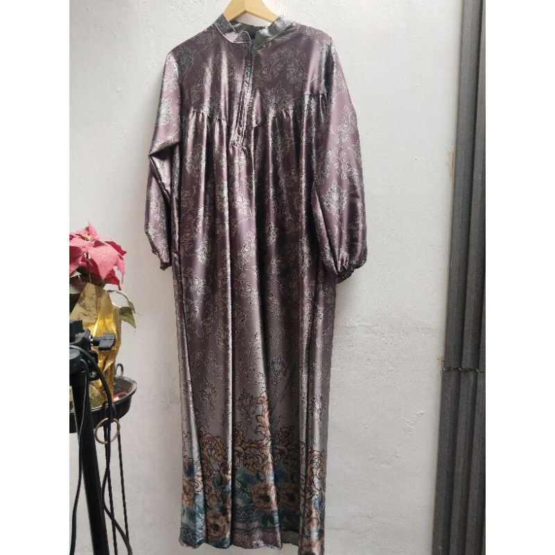 Gamis satin motif bunga