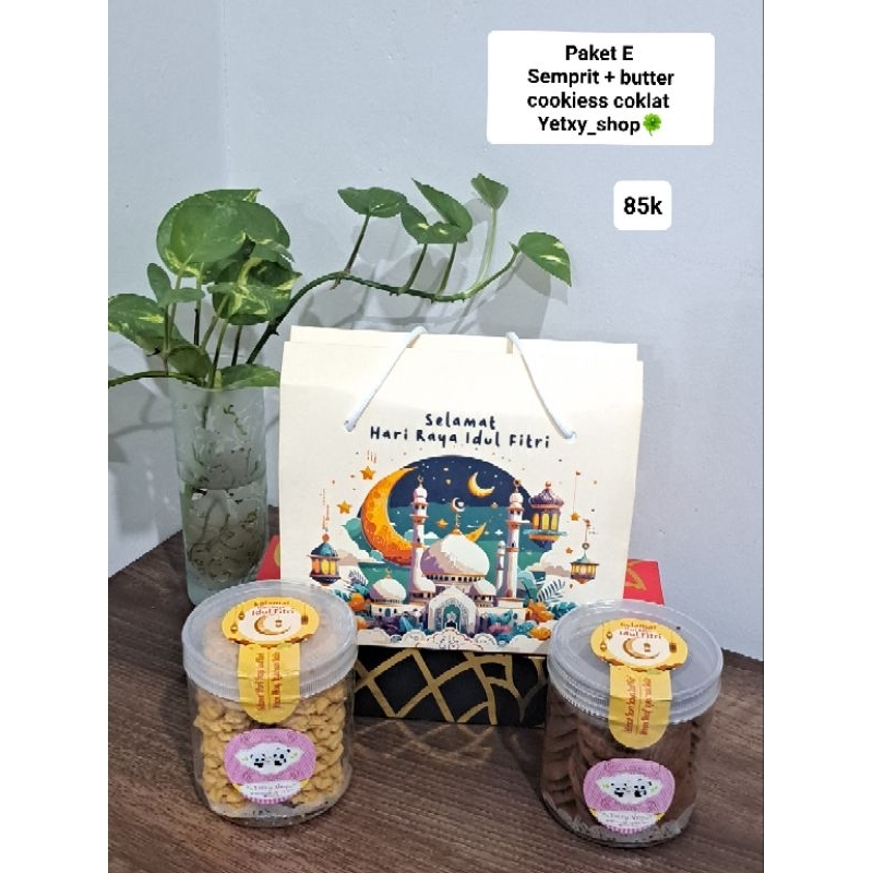 

Hampers lebaran isi 2 jar butter cookies ori+ coklat.