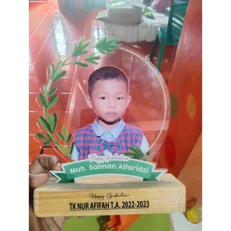 Plakat Akrilik Wisuda Foto Anak Tatakan Kayu Custom