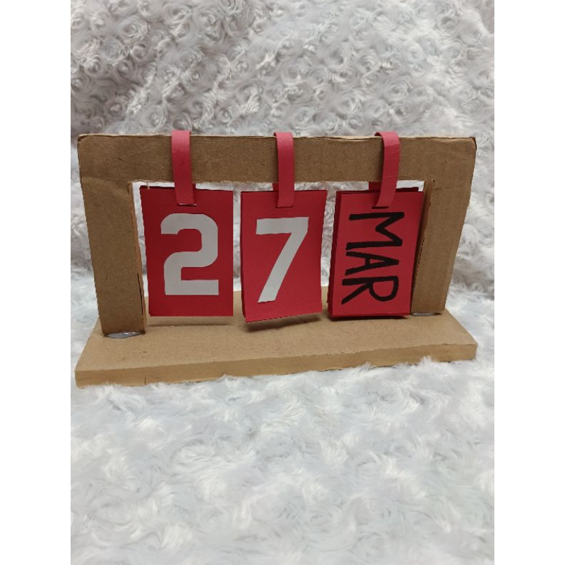 

Tugas Prakarya daur ulang kardus (KALENDER)