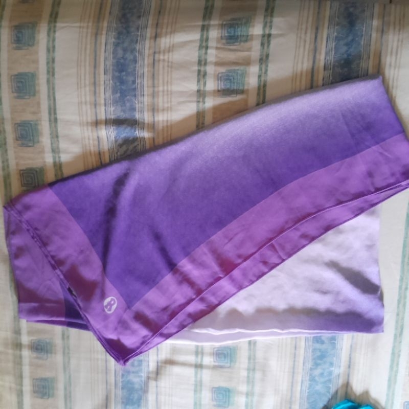hijab segi empat motif gradasi ungu (preloved)