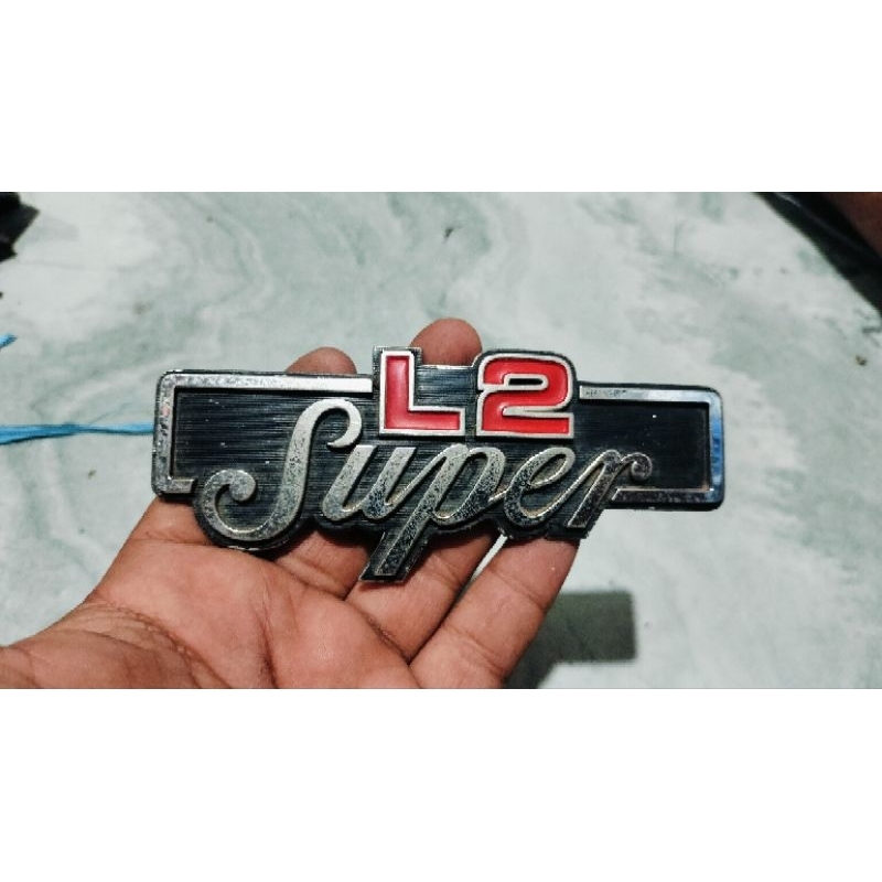 EMBLEM LOGO COVER AKI ACCU L2S L2SUPER KANAN ORIGINAL