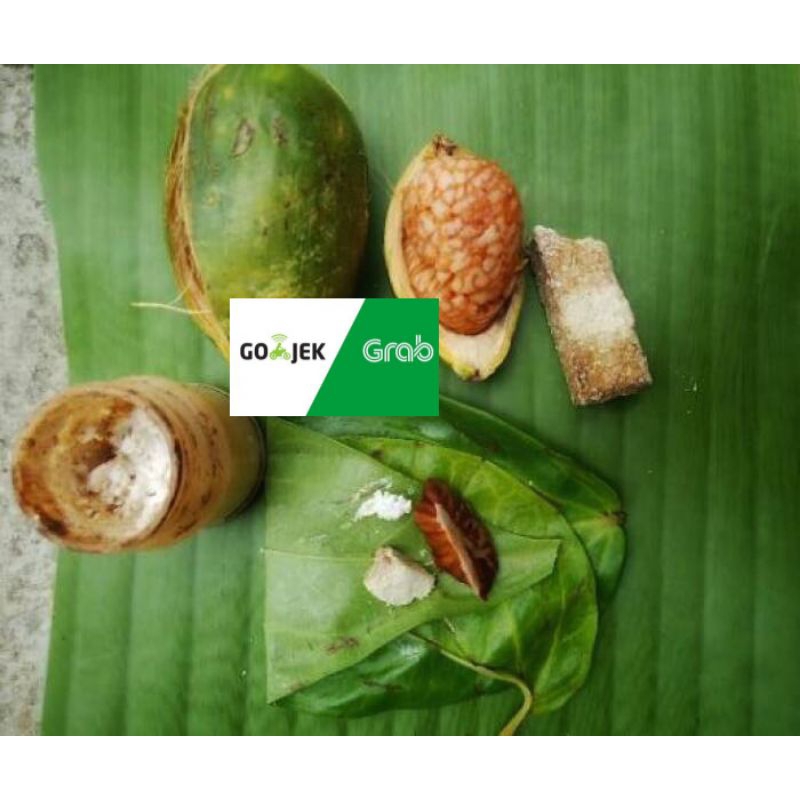 

nyirih menyirih menginang terdiri dari daun sirih /kapur sirih / dan buah pinang tradisi nenek moyang supaya gigi kuat