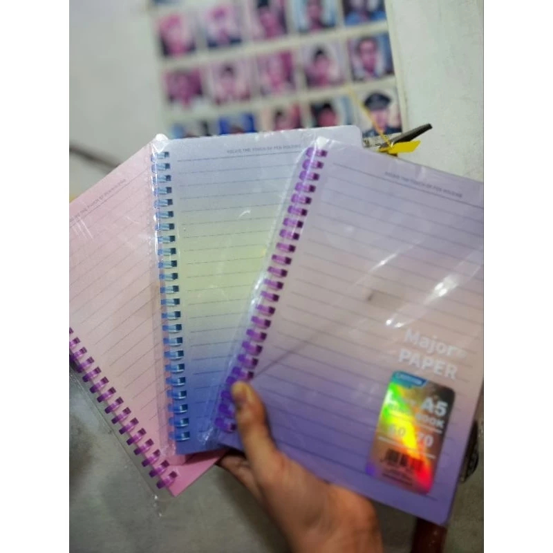 

Squeezy - Binder Book / Notebook A5 Squeezy Gradasi Warna 80 lembar Tulang & 60 lembar Tulang lunak /Refillable Slim Aesthetic Pastel Gradient