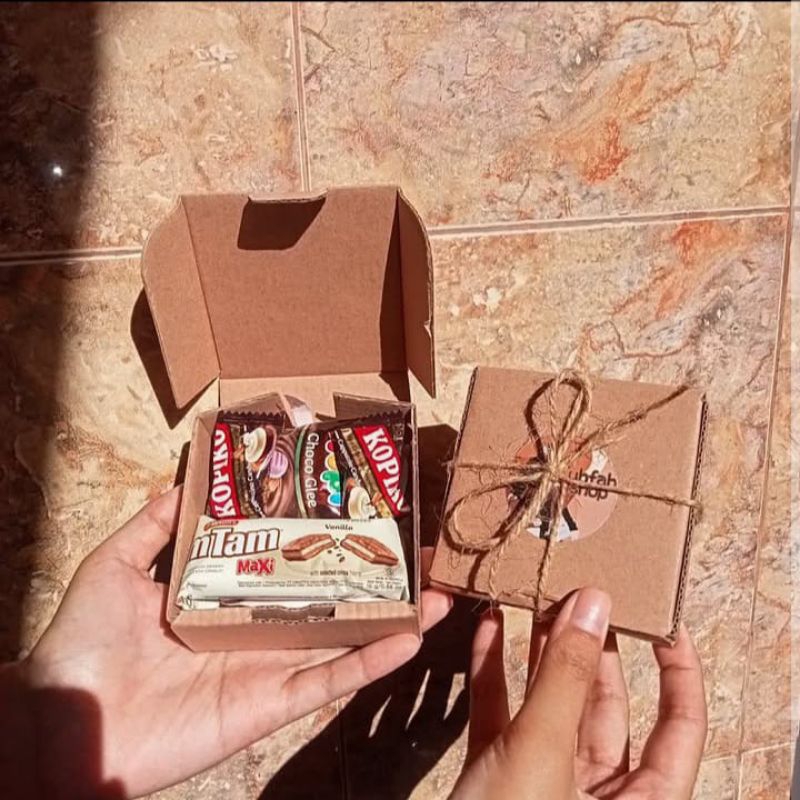 

SNACK BOX MINI, HAMPERS MURAH, HAMPERS WISUDA, HAMPERS ULANG TAHUN, SNACK BOX MURAH