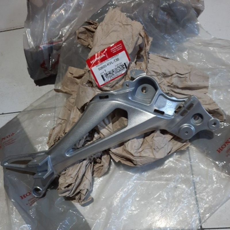 50605 KVL T30 FOOTSTEP BELAKANG SUPRA X125 KANAN ORIGINAL AHM