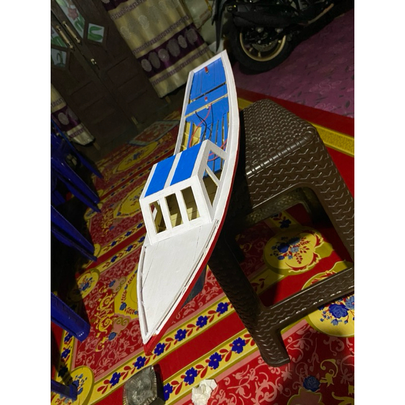 Miniatur kapal bawa ikan