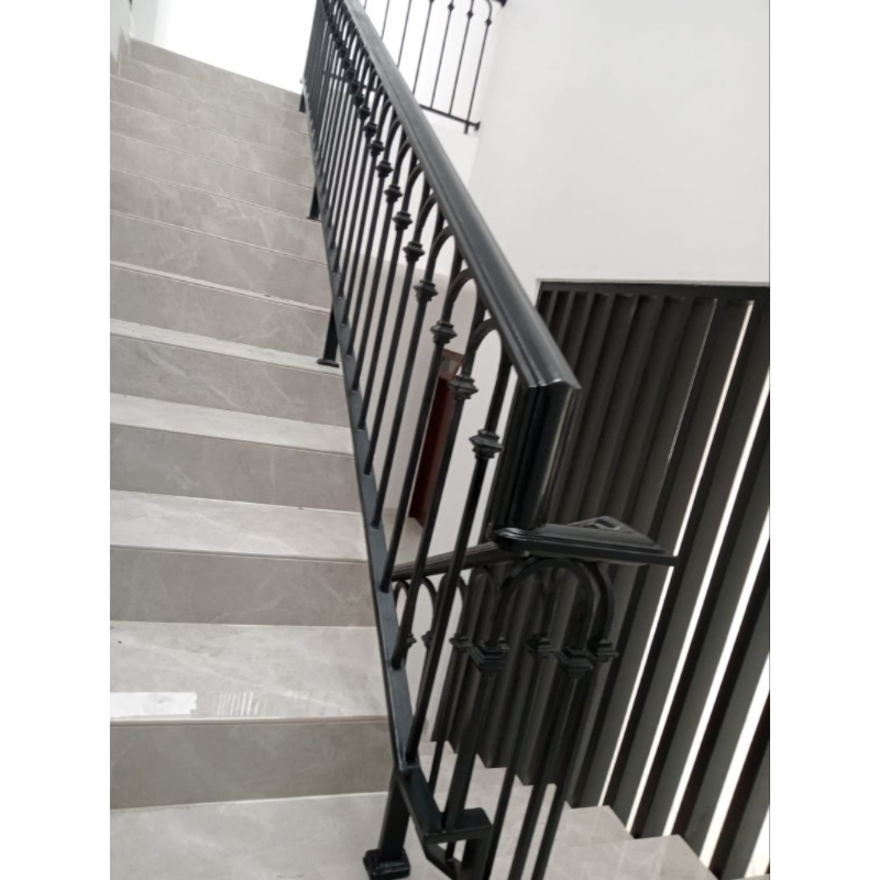 Railing Tangga Besi Semi Klasik