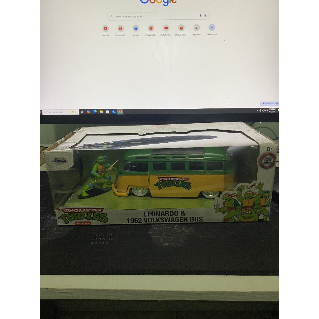 Jada 1:24 VW Bus with Leonardo Figure