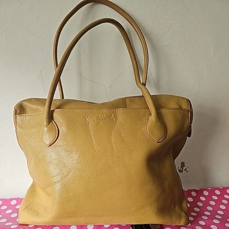 Tas kulit warna kuning kunyit