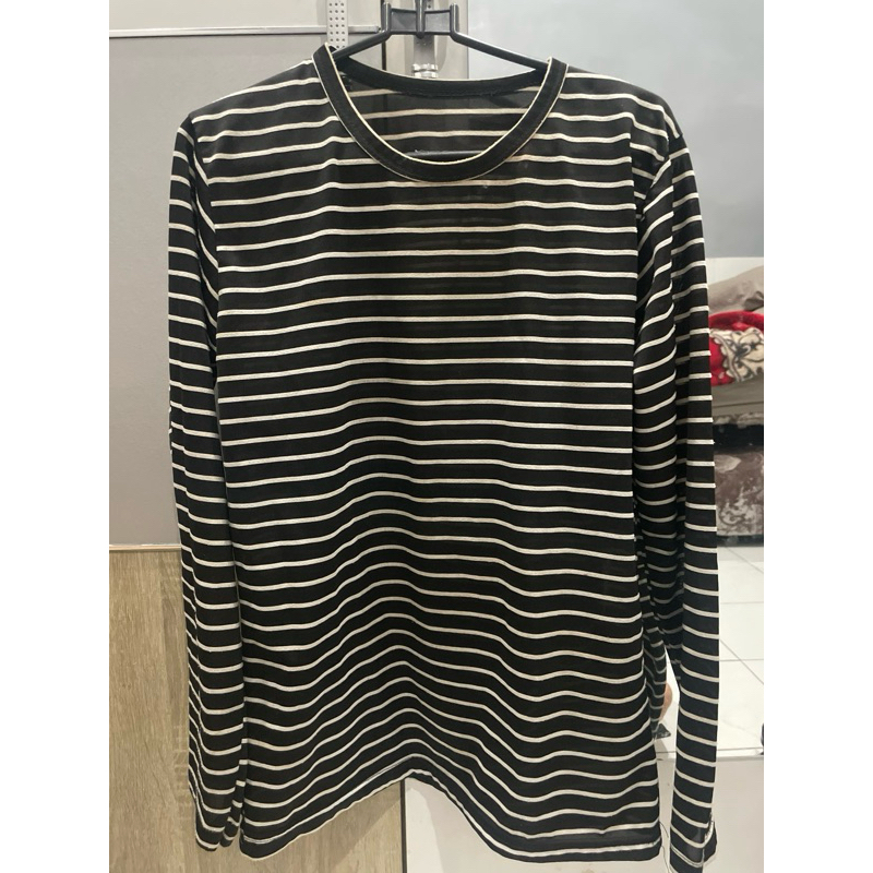 Kaos hitam garis garis
