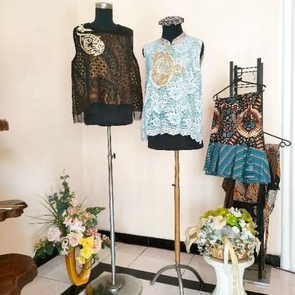 Blus Batik Katun Primis Kombinasi Brokat dan Aplikasi Lapis Trikot Model Casual