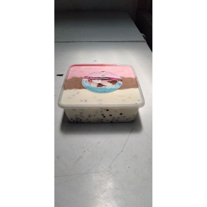 

es krim ice cream M33 isi 2 liter 3 rasa