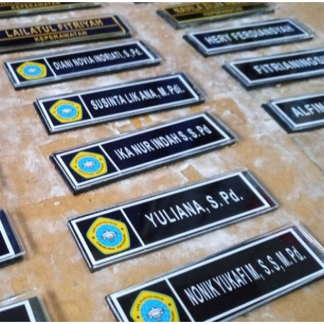 

Papan Nama NameTag Akrilik 1Hari jadi
