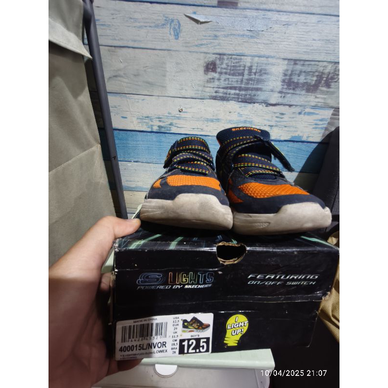 Preloved sepatu lampu anak Merk Skechers original ukuran 29 eu