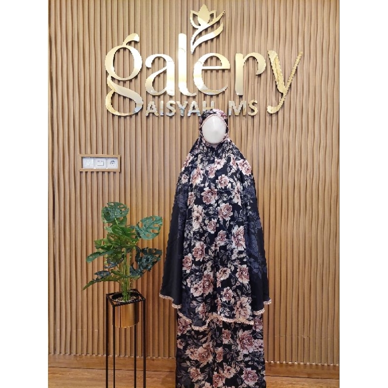 Mukenah Armani Silk Dominan Hitam – Lembut, Motif Cantik + Tas Gratis