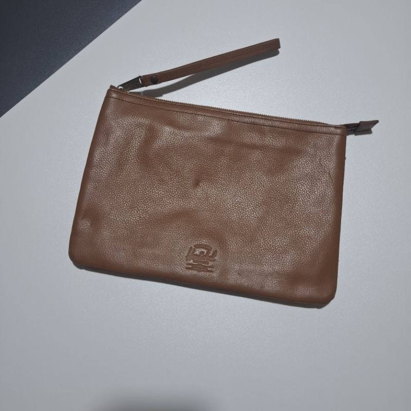 Herschel Pouch