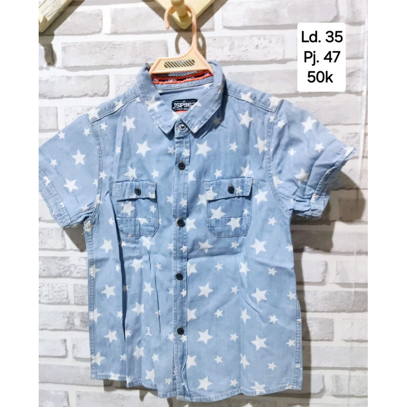 Preloved Baju berkerah anak laki laki biru motif bintang, merek JSP 962 untuk usia 7/8 tahun