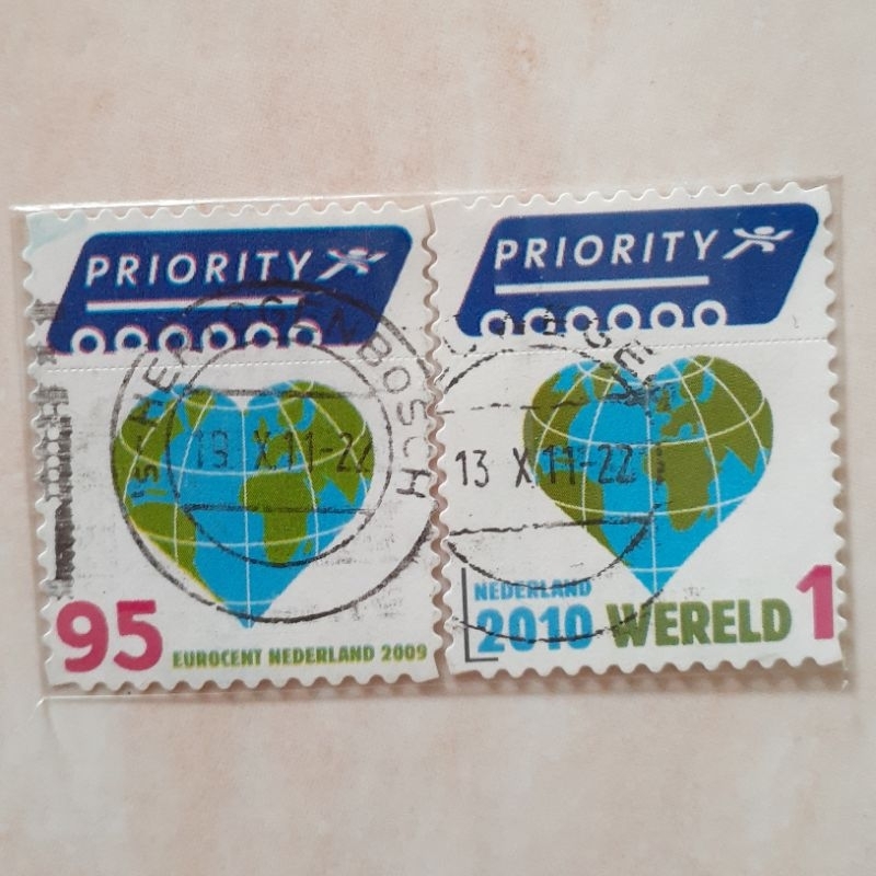 

Perangko Belanda Five for The World Heart Shaped Globe Tahun 2009-2010 set 2pcs