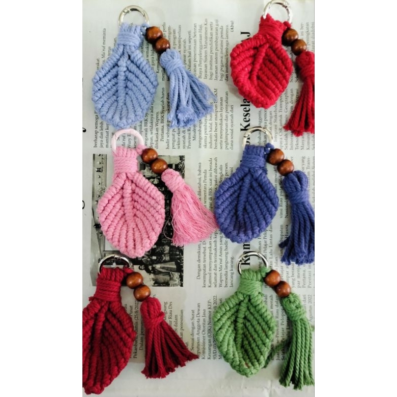 gantungan kunci macrame daun