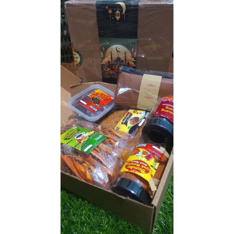 

Paket Hampers / Oleh-Oleh / Kado / Buah Tangan/ Gift Box / Hadiah / Makanan Siap Saji / Abon Ayam / Brambang Goreng / Sambel Pecel / Bumbu Rujak Bangkok / Wedang Uwuh