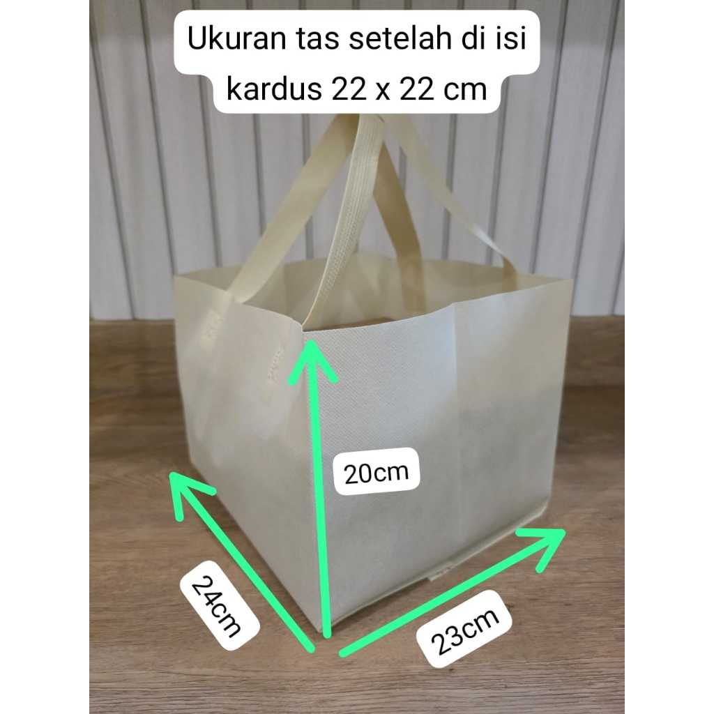 

Tas Spunbond Press MURAH - Uk 24 x 33 x 23 cm Model Lipat Samping Tali (HLS) - Khusus utk kotak dus ukuran 22 x 22cm - Kemasan Kardus Kue Ultah - Kue Tart / Snack / Cakes - Kue Chiffon / Bingkisan - Hampers / Souvenir Gift dll