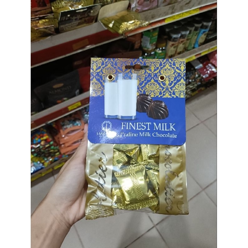 

Aneka Foodie Imelda compund chocolate singapore merlion praline hazelnut milk durian dark 72gr