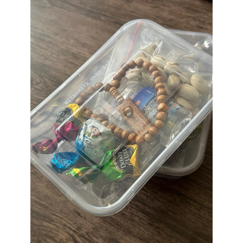 

Paket Oleh-Oleh Haji Premium – Kurma, Air Zam-Zam, Coklat Arab, Tasbih, Kacang Arab & Pistachio