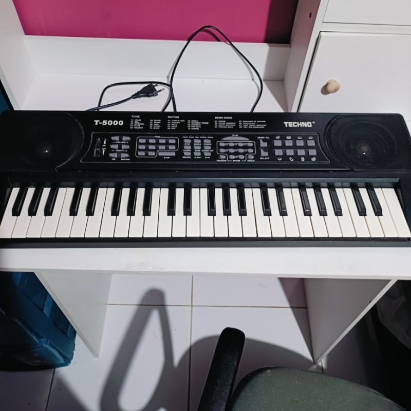 Piano Keyboard Techno T5000 preloved bekas