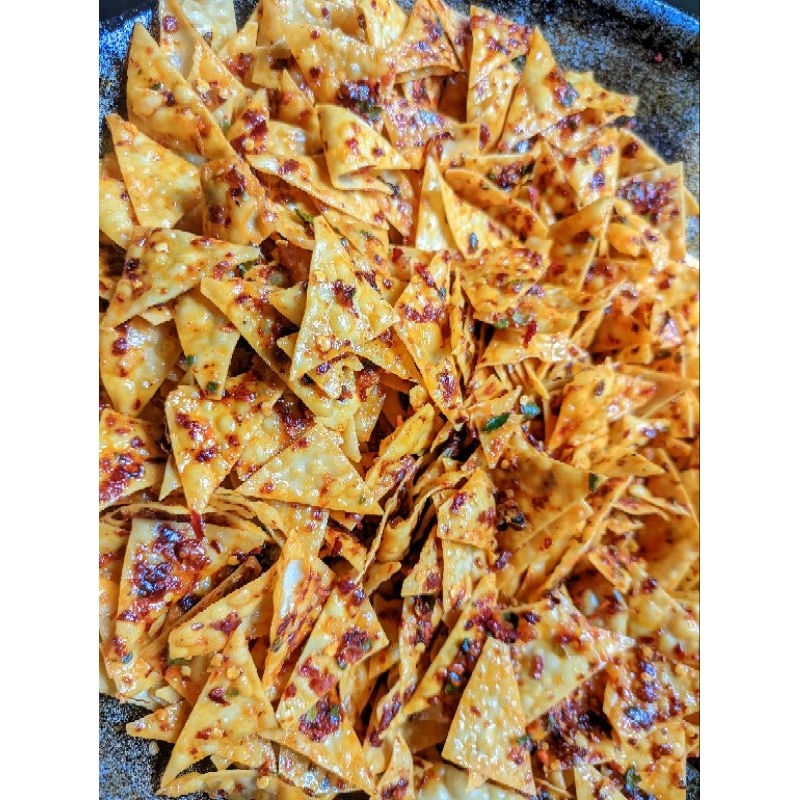 

kripik pangsit pedas manis daun jeruk
