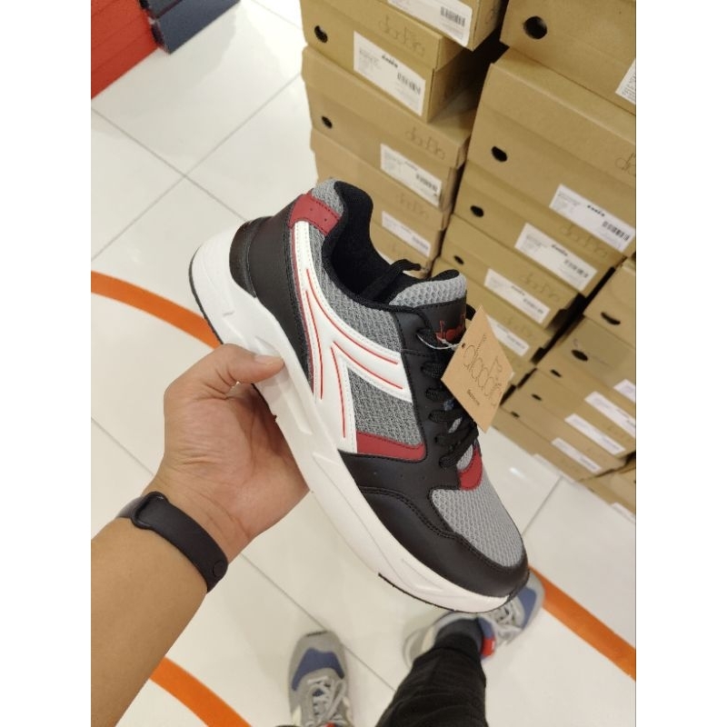 Sepatu Diadora Pria