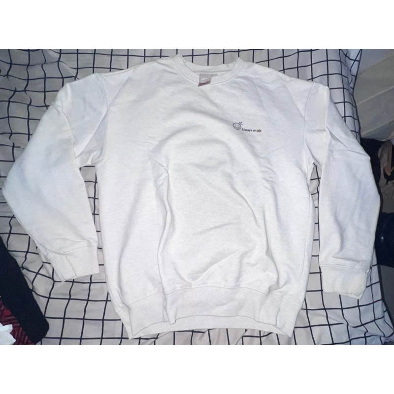 preloved sweater crewneck SPAO smiley putih abu