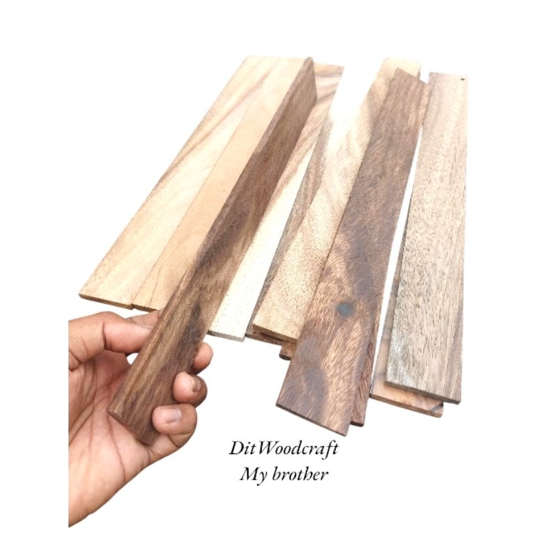 papan kecil kayu trembesi