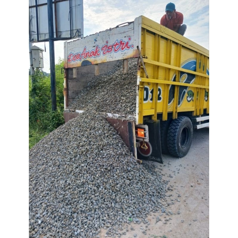 Batu split 1/2 truk colt double.. isi 10 kubik