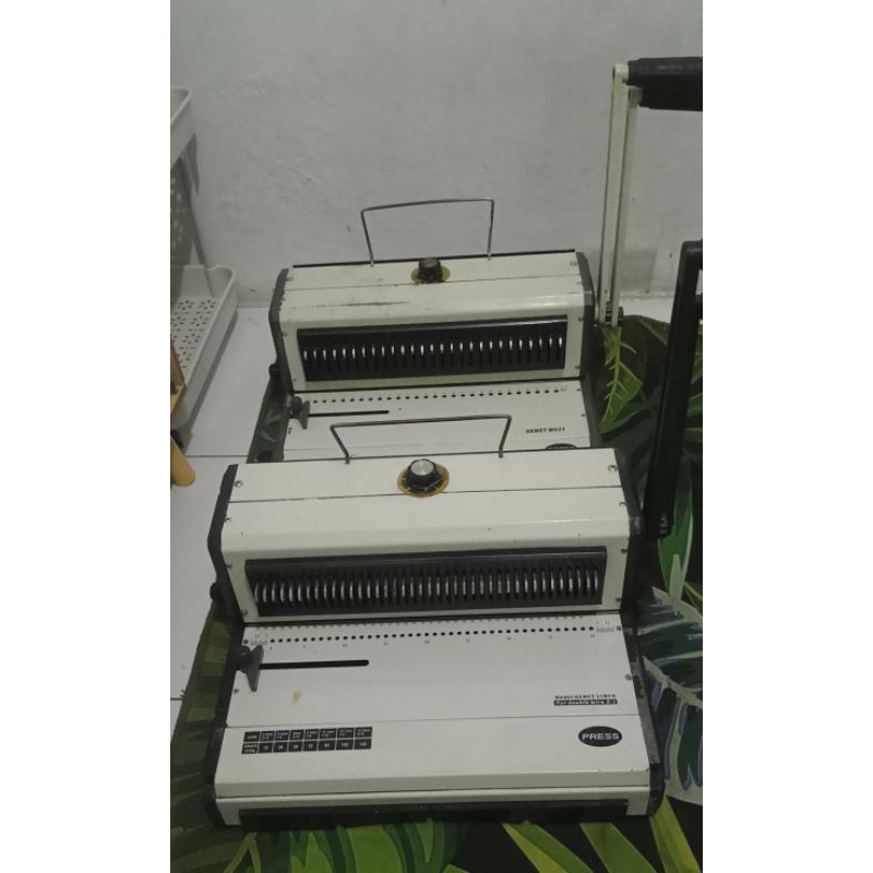 

MESIN JILID SPIRAL KAWAT LUBANG BULAT KECIL DAN LUBANG BULAT BESAR F4 SEPAKET