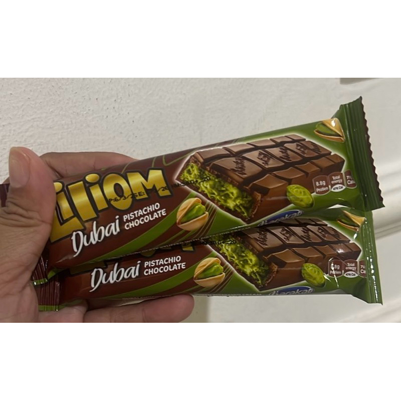 

dubai chocolate stuffed with pistachio cream