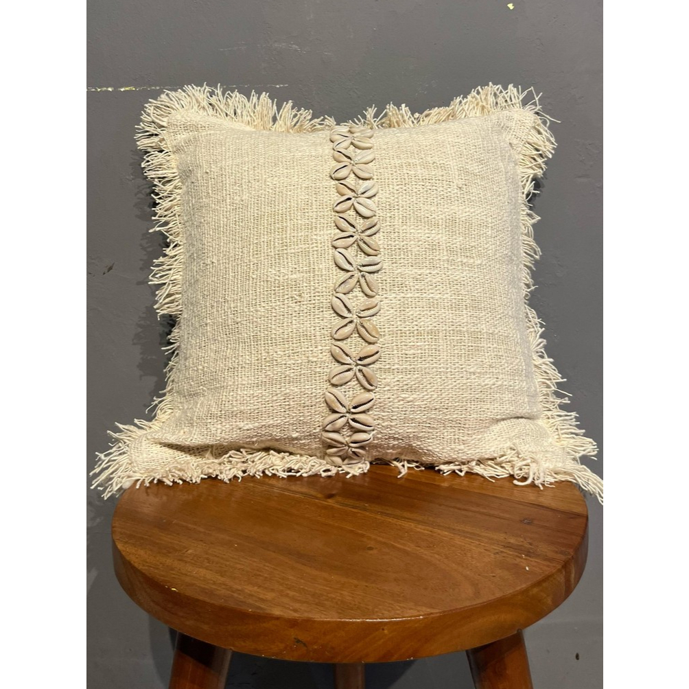 Kain Tumanggal Sarung Bantal Motif Kerang