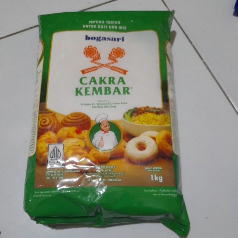 

Tepung terigu cakra kembar premium 1 kg