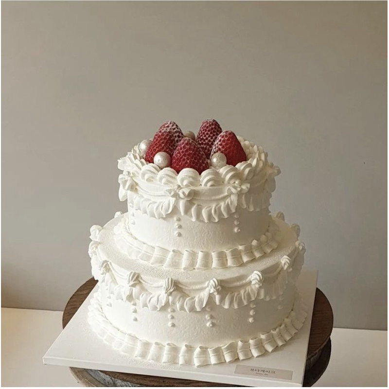 

custom cake vintage dummy/real elegant