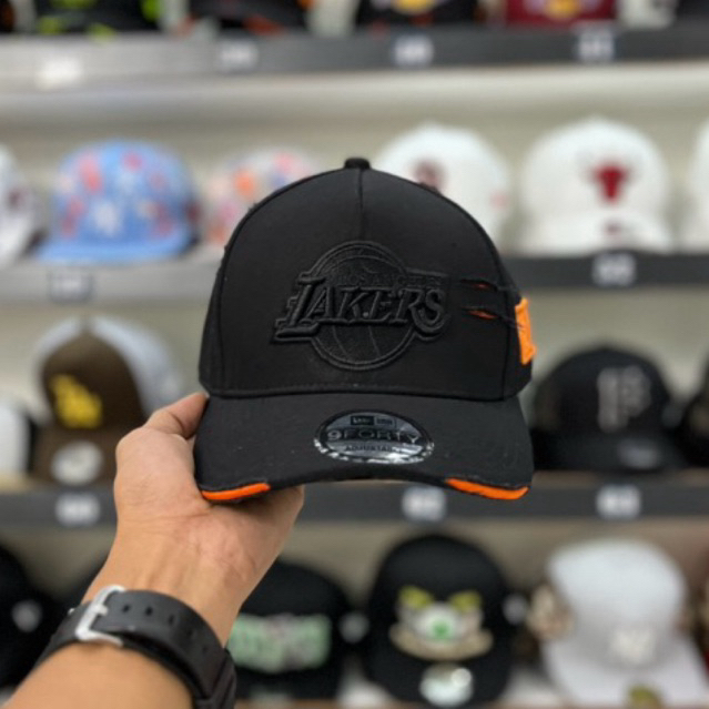TOPI PRIA/TOPI BASEBALL LAKERS HITAM MOTIF ROBEK