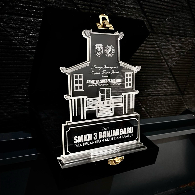 PLAKAT AKRILIK RUMAH BANJAR BUBUNGAN TINGGI CUSTOM