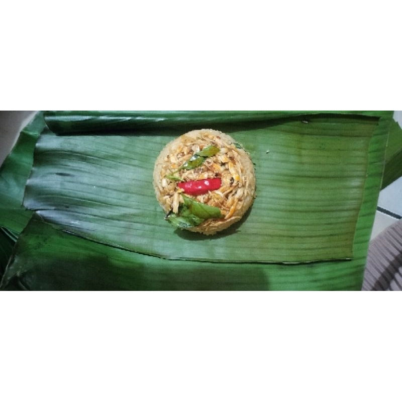 

nasi pepes ayam suwir & cumi teri