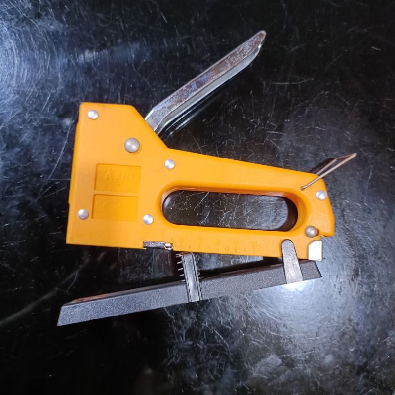 

Gun Tacker Staples Stapler Mini Hektar Tembak Kayu Kain Kertas Papan Jok motor Kijo Malaysia