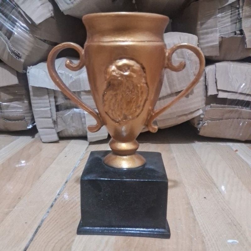 piala trophy karakter burung resin 18cm