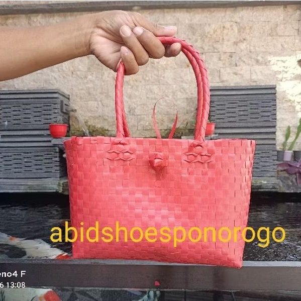 Grosir tas anyaman plastik kaca warna merah size S murah langsung pengrajin sendiri