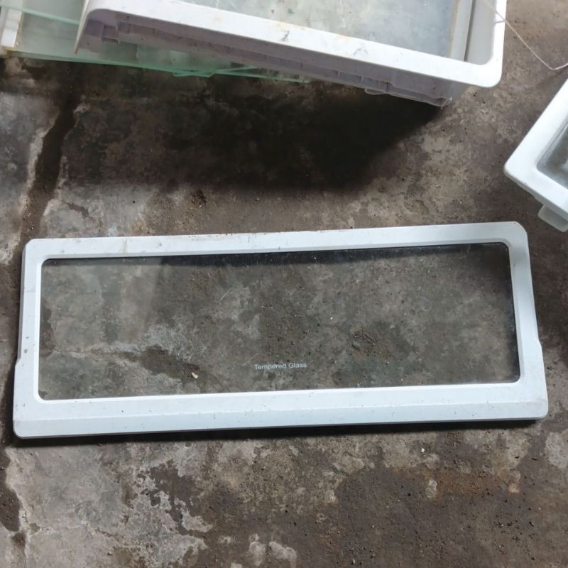 Rak buah kaca paling bawah polytron ini barang bekas bukan baru . jadi pembeli yg bijak.