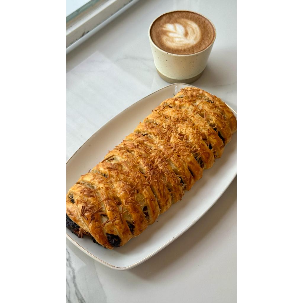 

Strudel Pisang Coklat Meleleh - Banana Strudel Premium isi Coklat dan Keju Melimpah by Lagilah!