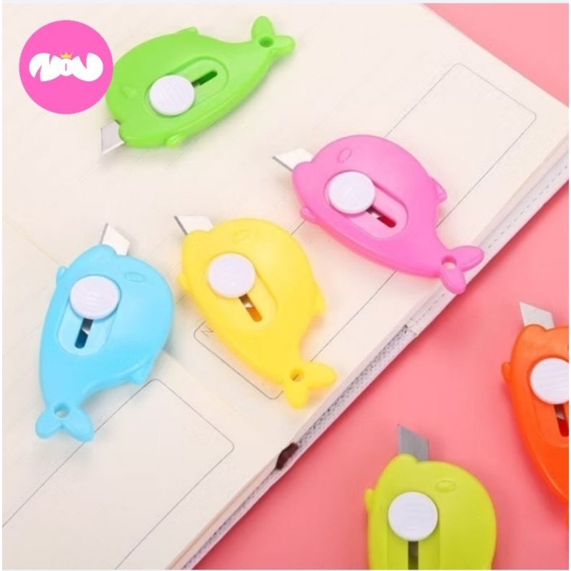 

Cutter Mini Portable Model Dolphin / Pisau Mini Pembuka Paket Pemotong Kertas / Silet Travel Kit Paper Cutter Model Dolphine Lucu ❤️